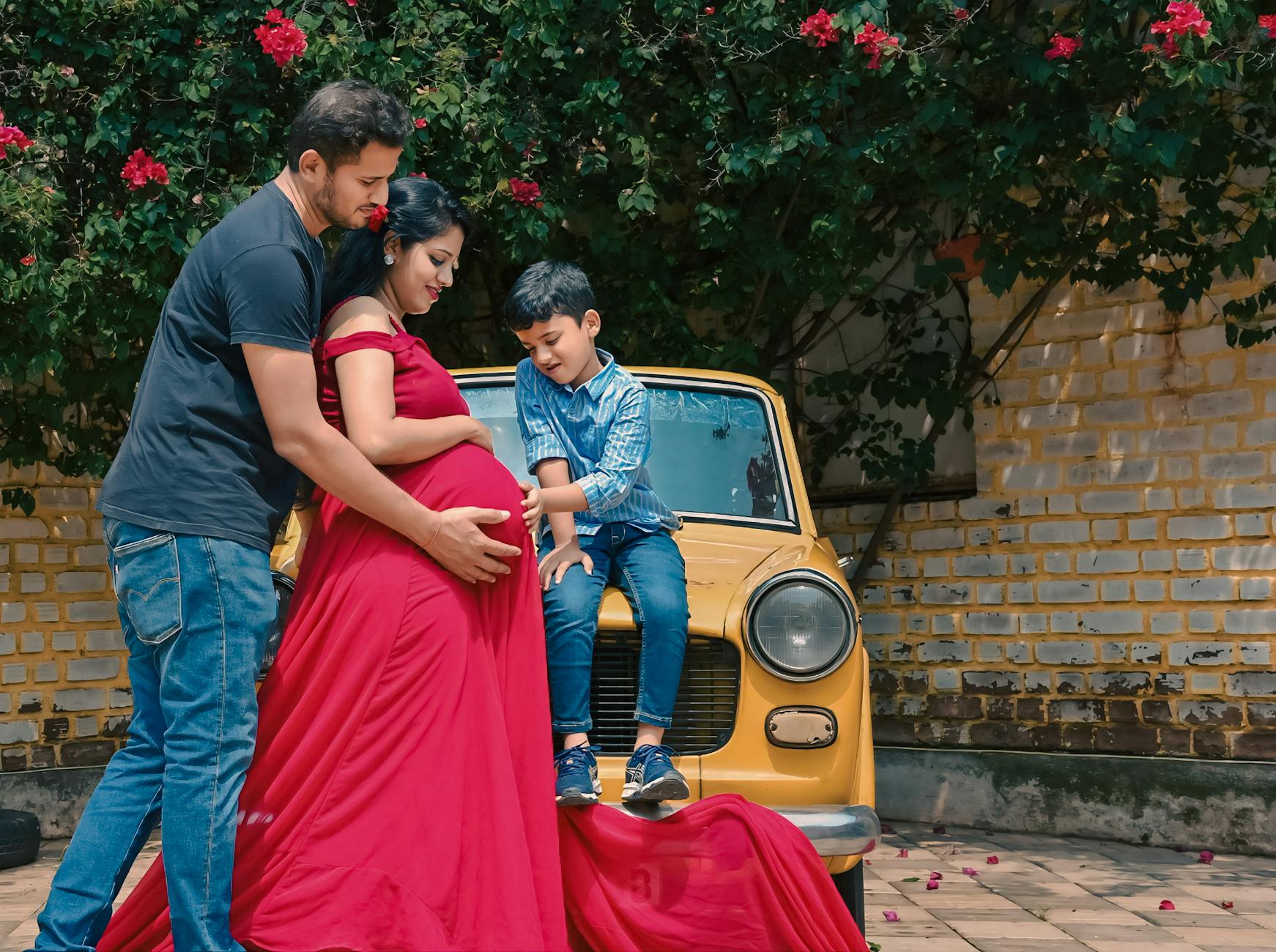 Młoda para w ciąży opiera się o kolorowe, zabytkowe auto rodzinne