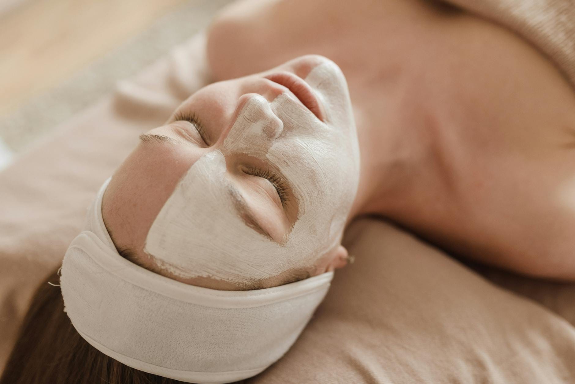Kobieta z nałożoną maseczką podczas zabiegu bankietowego w spa
