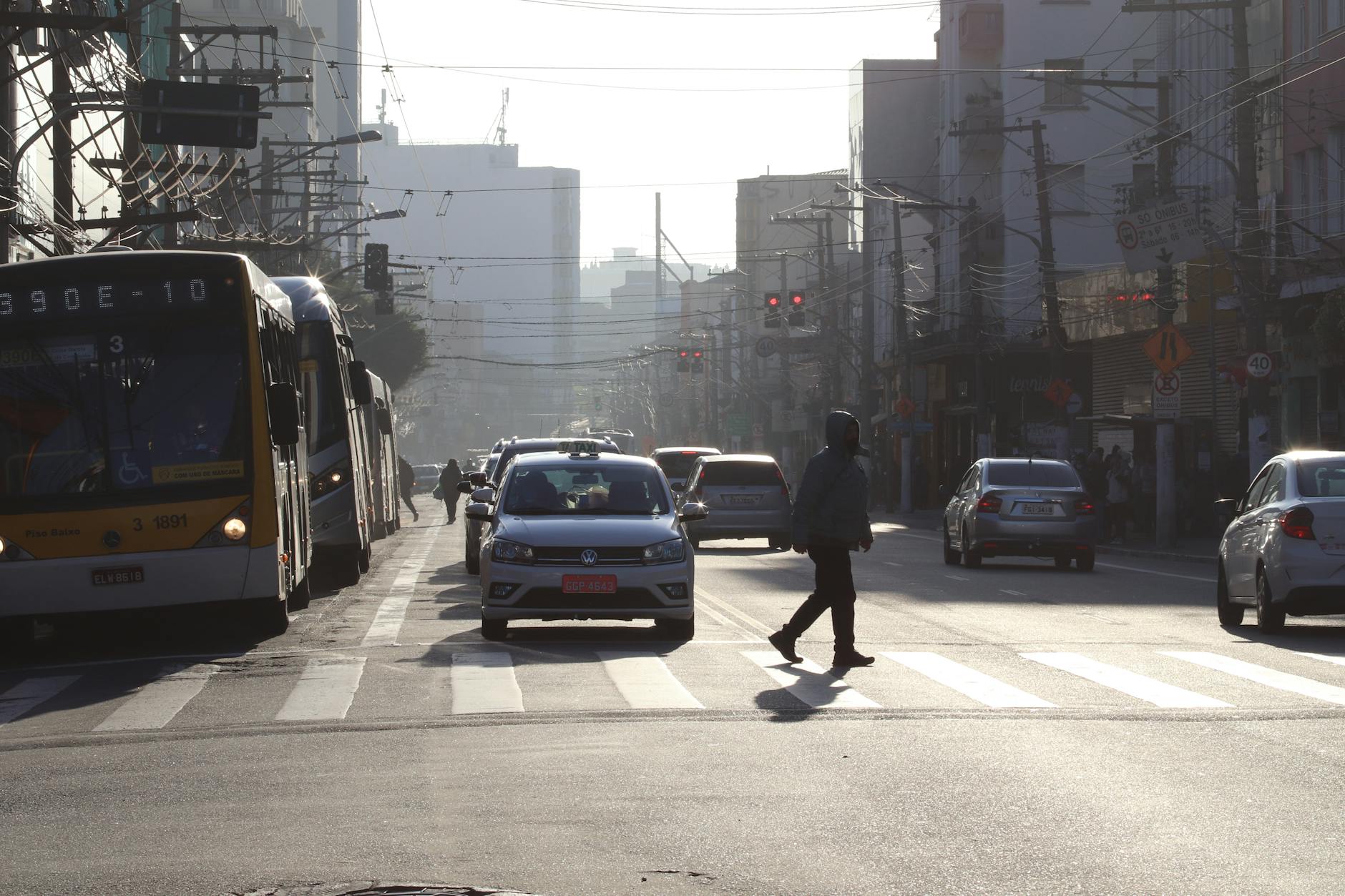 Ruchliwa ulica São Paulo z samochodami, autobusem i przejściem dla pieszych