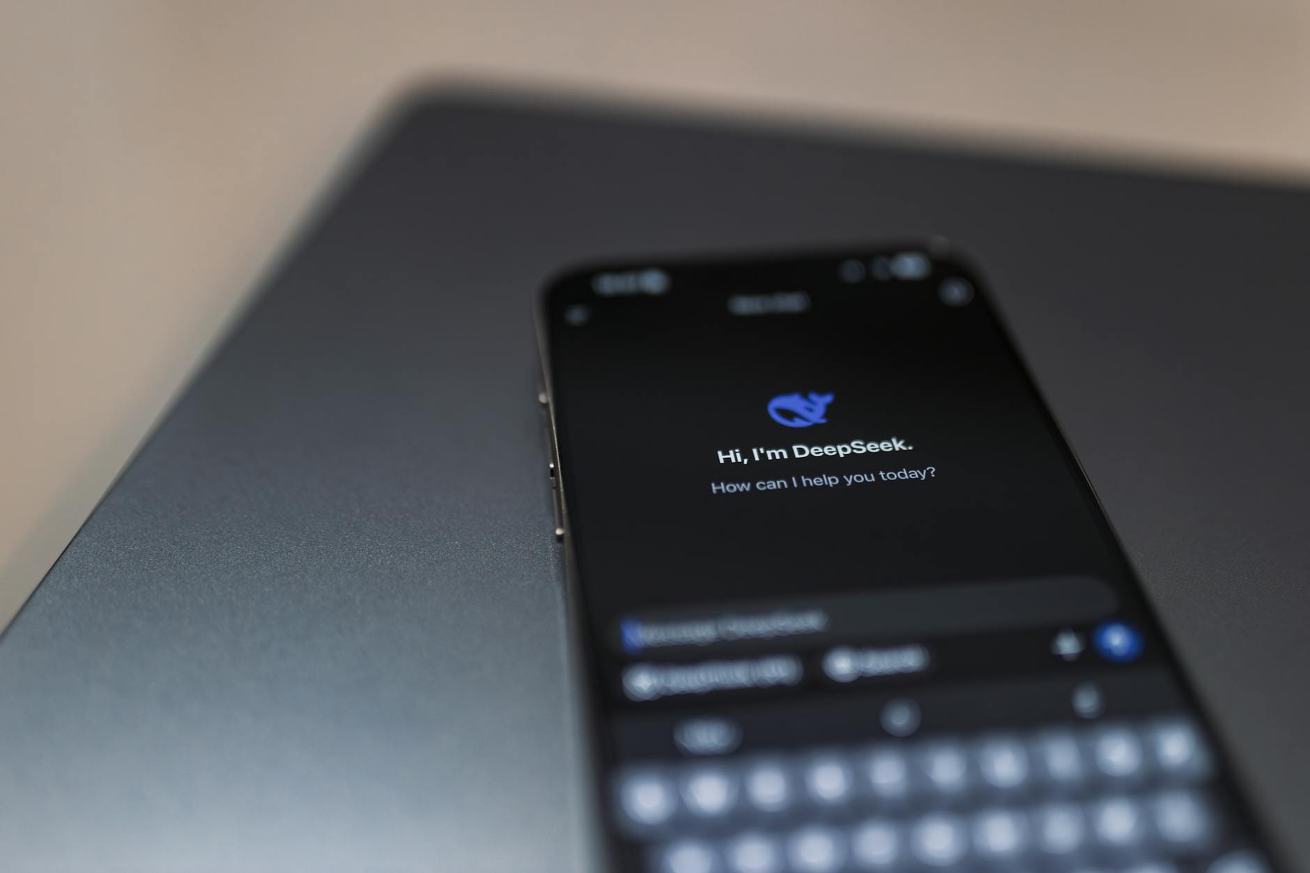 Zbliżenie smartfona z otwartym czatem AI w aplikacji DeepSeek