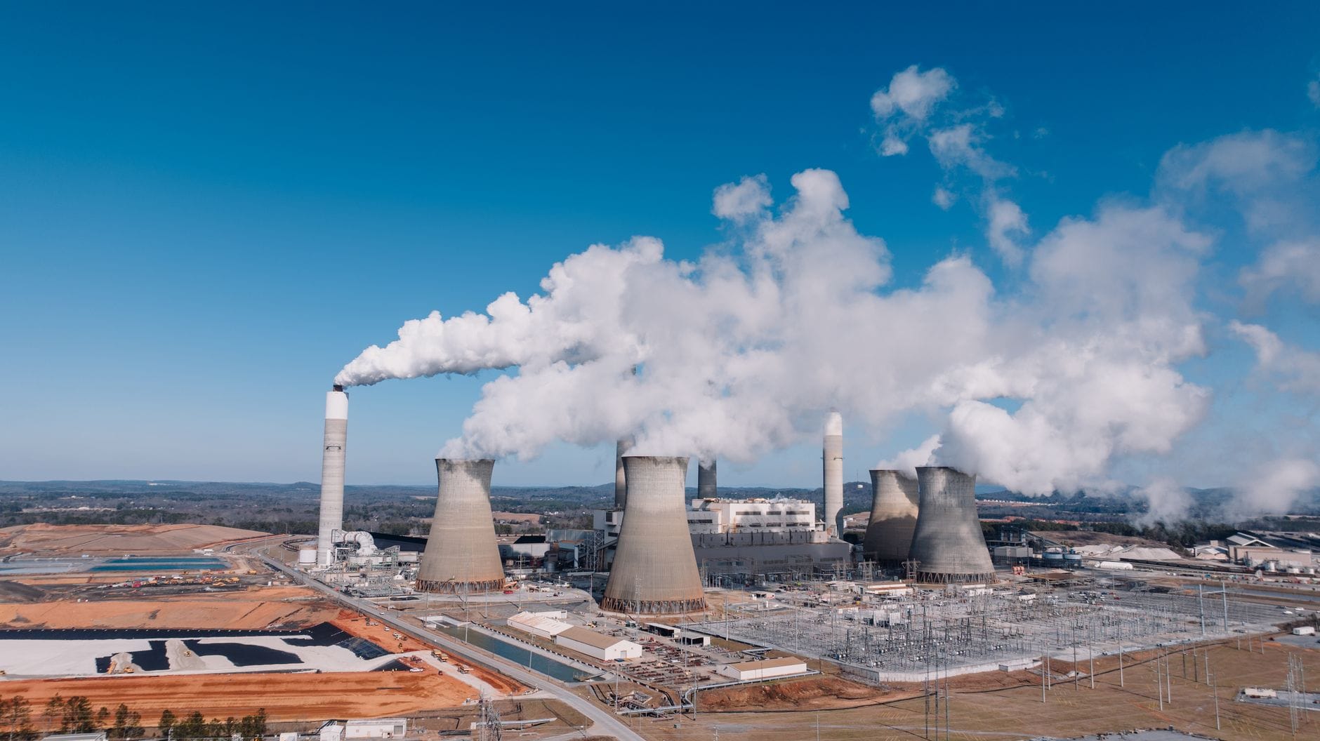 Elektrownia z kominami dymiącymi widziana z lotu ptaka