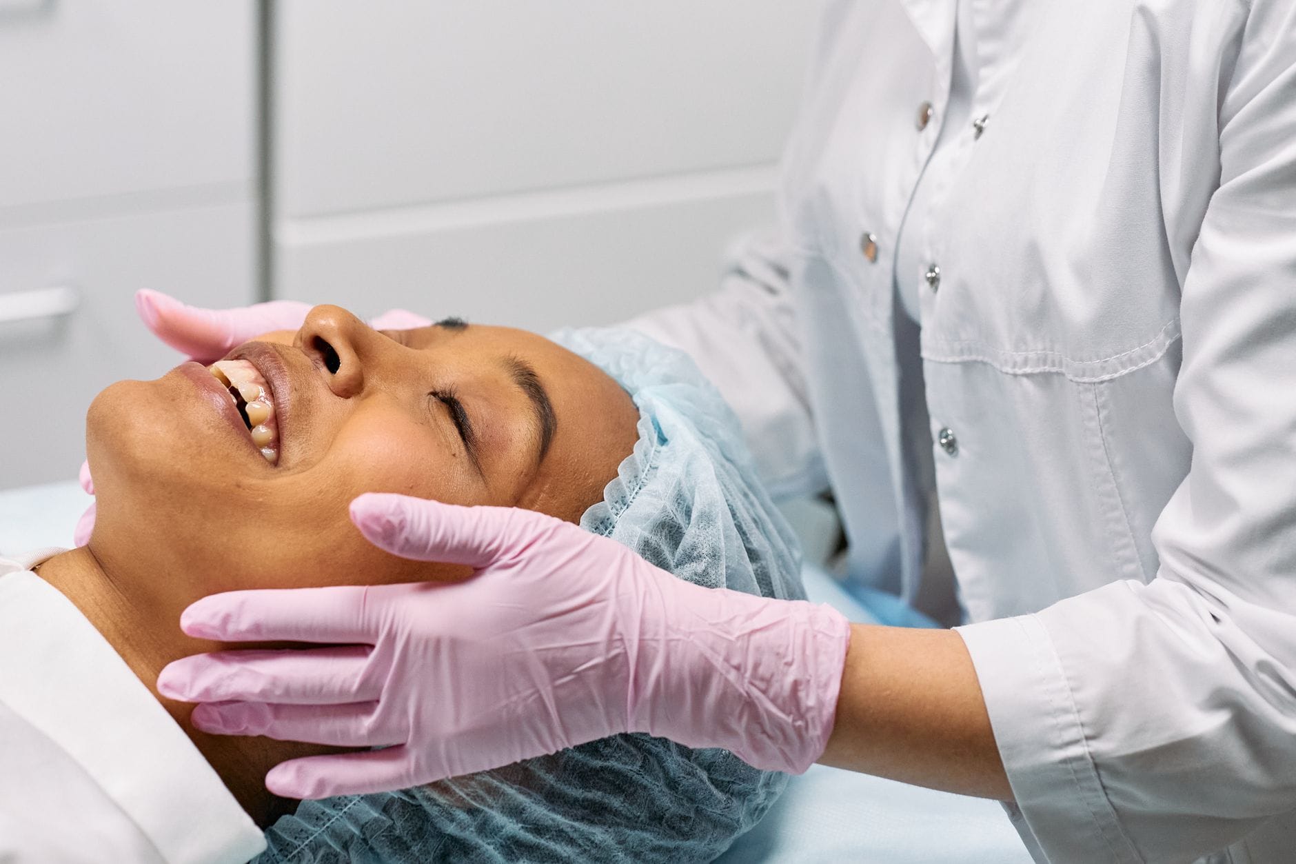 Kobieta podczas relaksującego zabiegu rozjaśniającego twarz w klinice spa