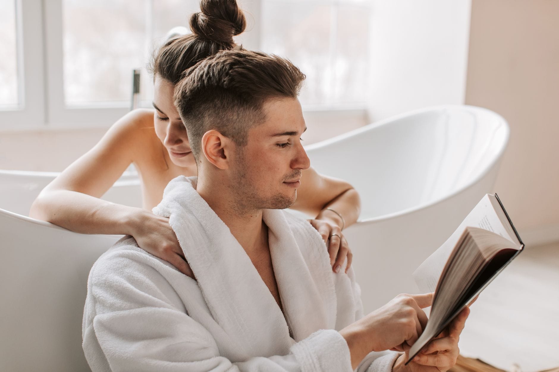 Para relaksująca się w łazience podczas wspólnego domowego SPA