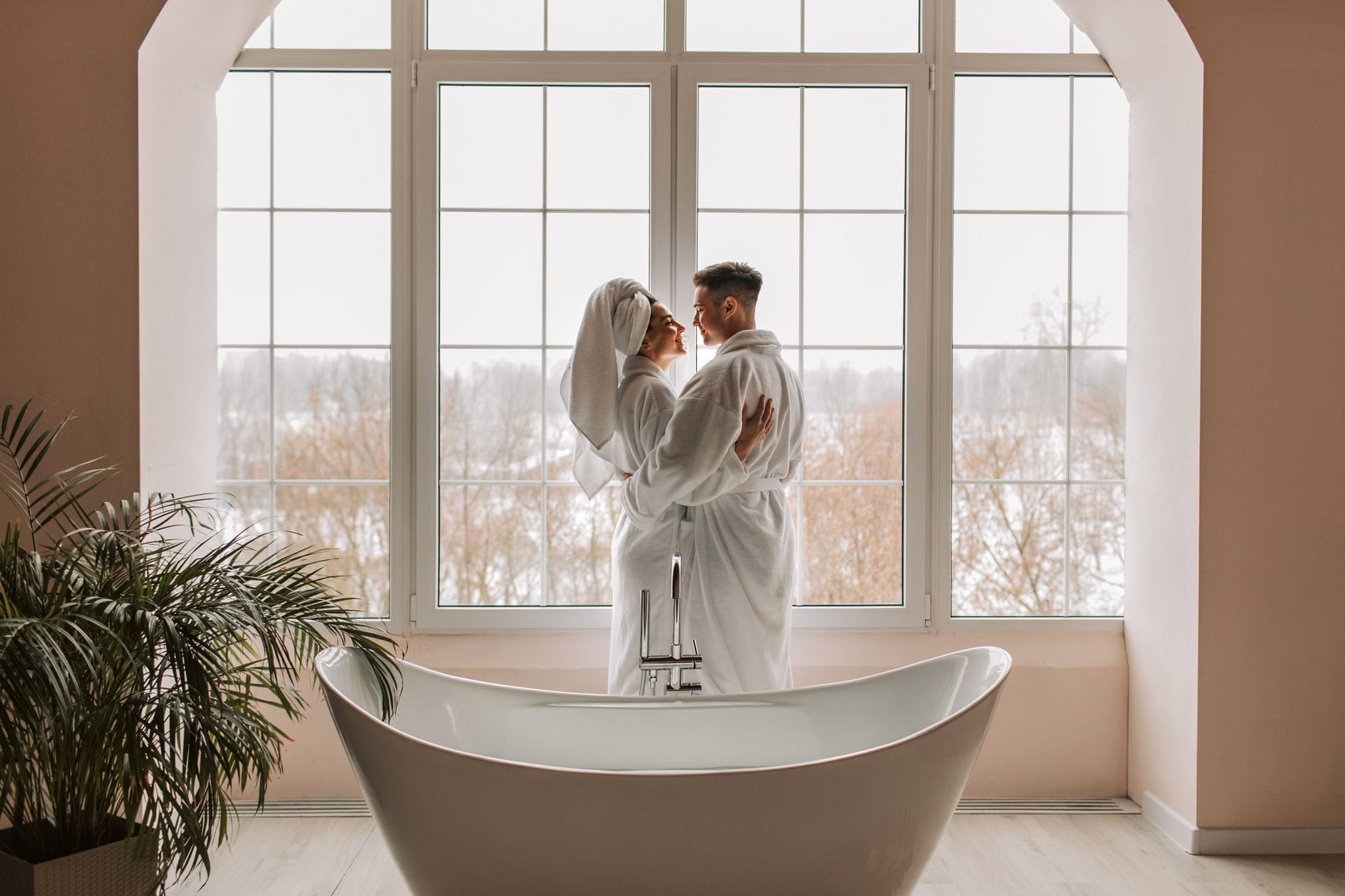 Pielęgnacja ciała w duecie z partnerem: domowe rytuały, masaże i wspólne wieczory SPA w domu Para w szlafrokach w domowej łazience podczas romantycznego wieczoru SPA