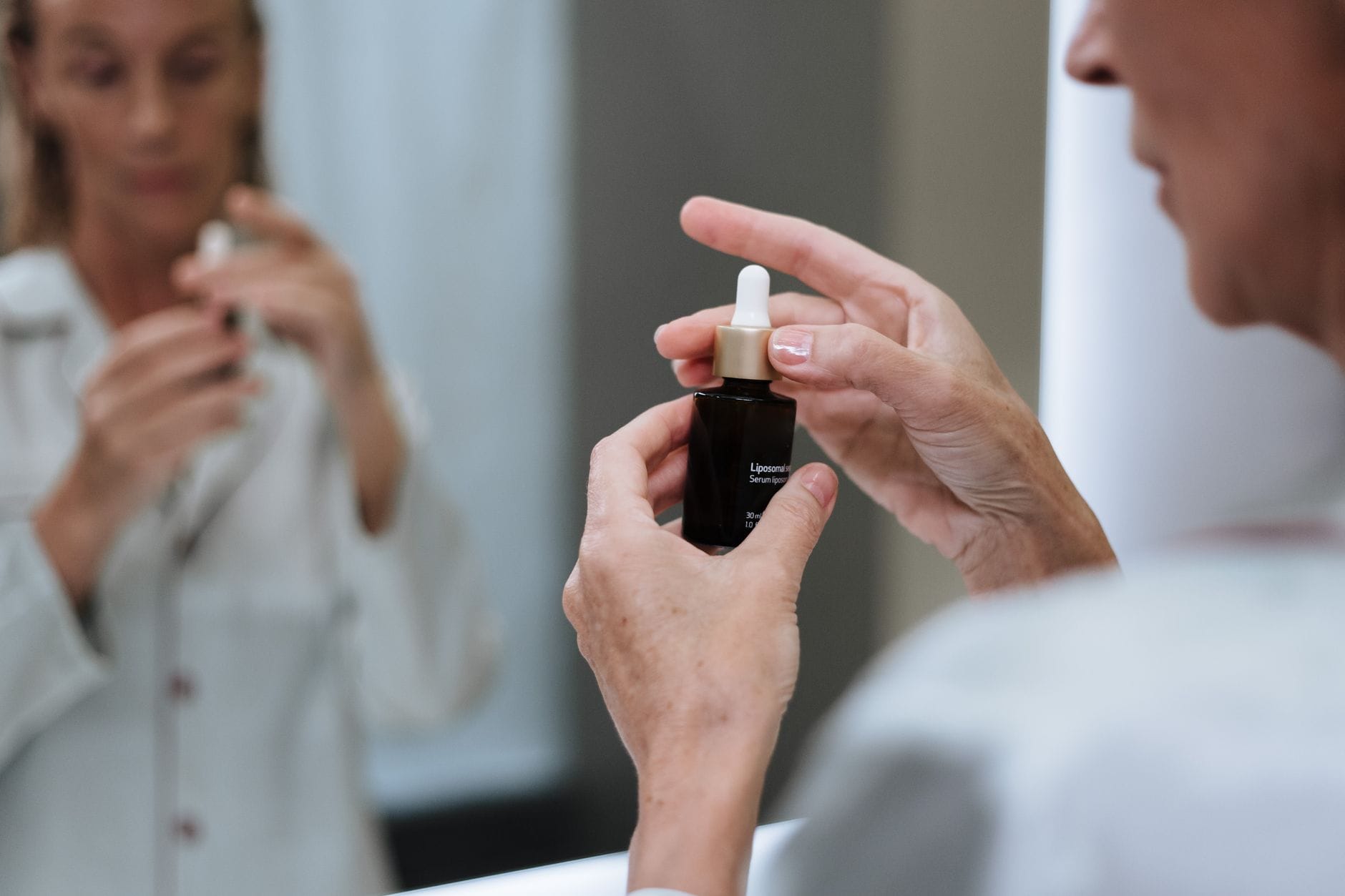 Poranna i wieczorna rutyna anti-aging: jak ułożyć pielęgnację, by działała synergicznie
